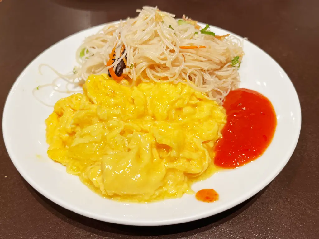 Fried Mee Hoon and Scrambled Eggs at Plaza Premium Lounge Singapore Changi Airport Terminal 1