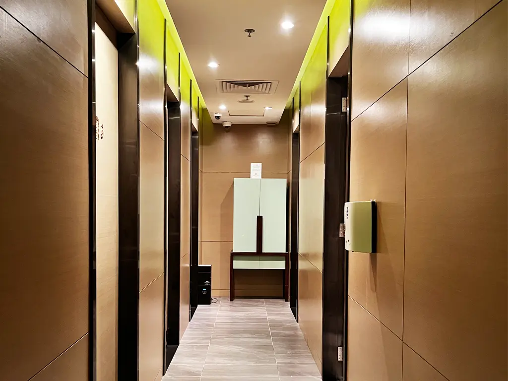 Shower rooms at Plaza Premium Lounge Singapore Changi Airport Terminal 1