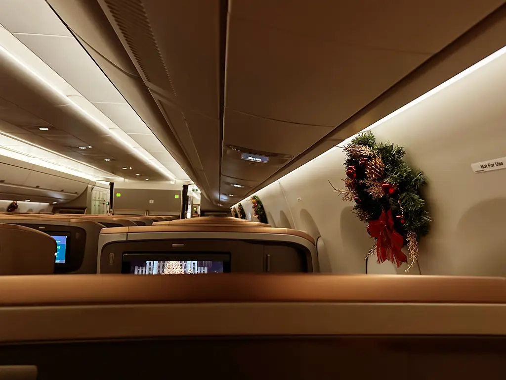 Business Class cabin seasonal decor, Singapore Airlines SQ22 SIN-EWR A350-900ULR
