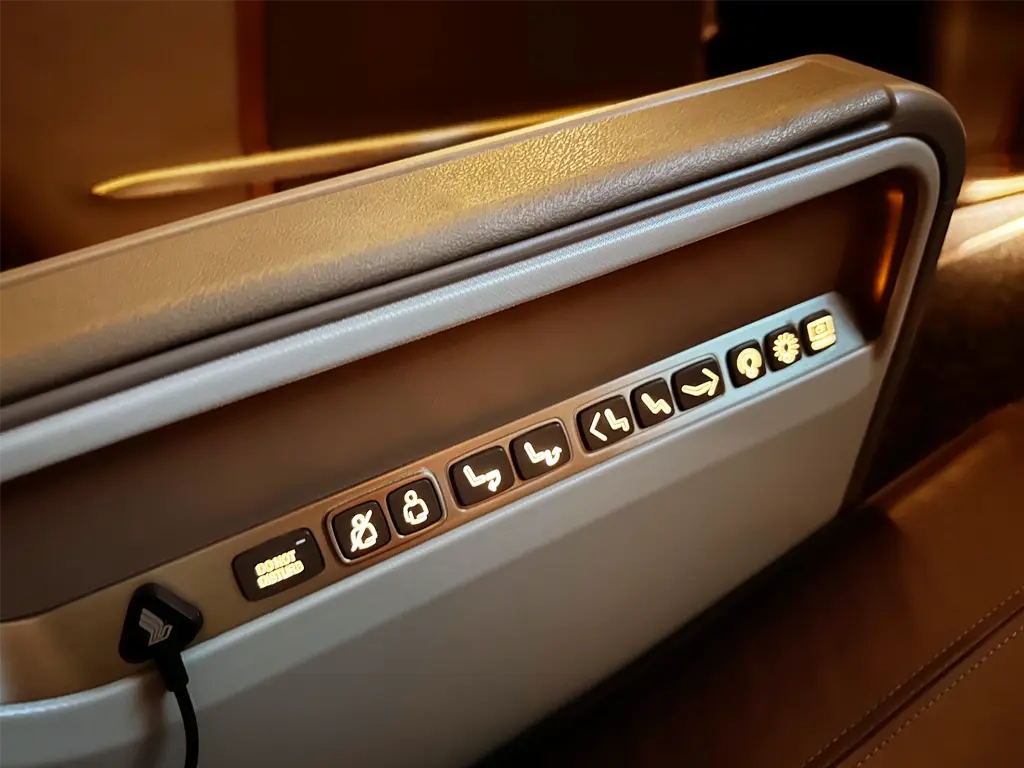 Business Class seat controls on Singapore Airlines SQ22 SIN-EWR A350-900ULR