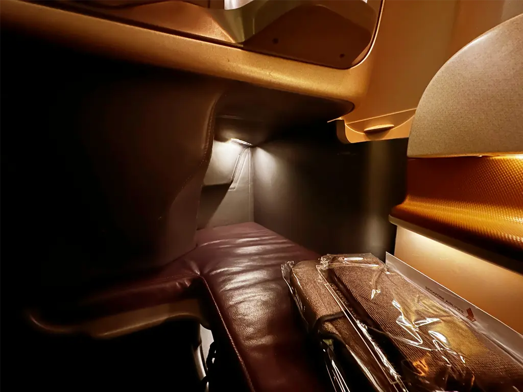 Business Class seat cubbyhole, Singapore Airlines SQ22 SIN-EWR A350-900ULR
