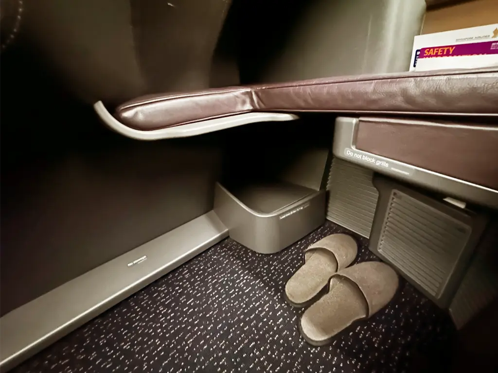 Business Class seat floor stowage compartment, Singapore Airlines SQ22 SIN-EWR A350-900ULR