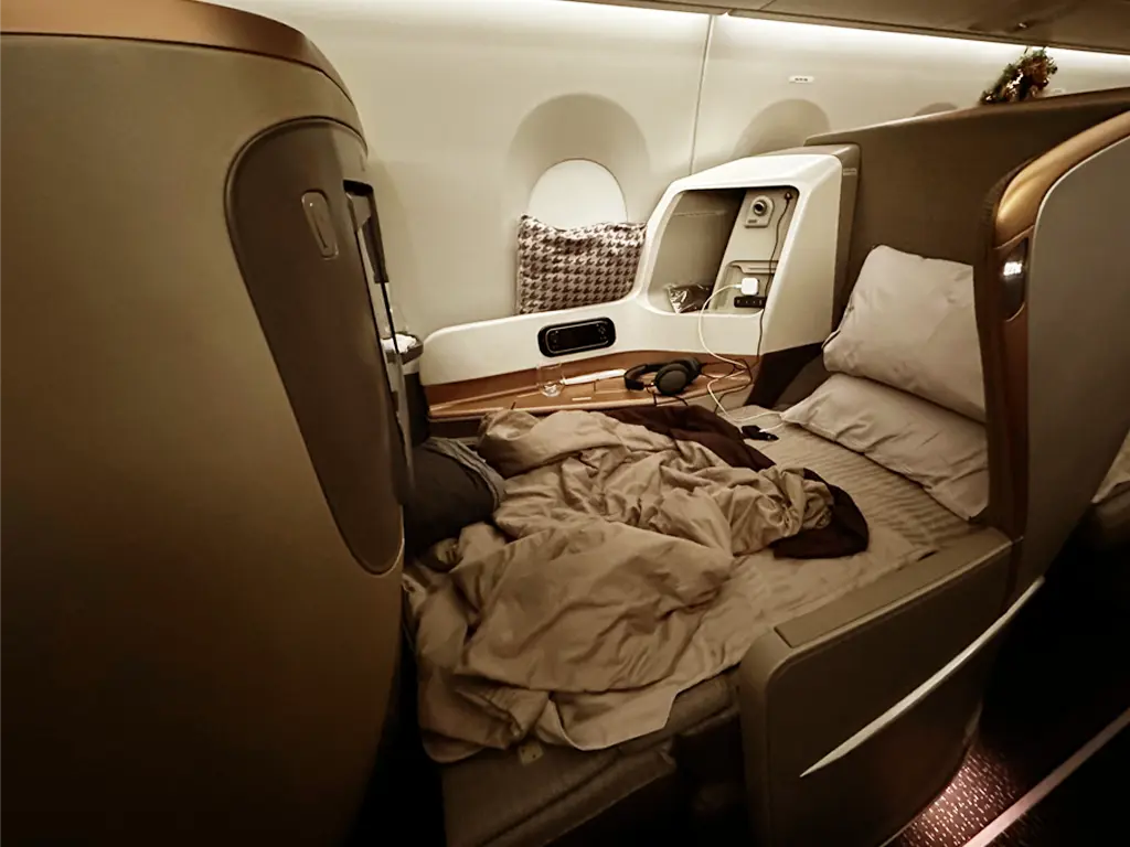Business Class seat converted to a full flat bed, Singapore Airlines SQ22 SIN-EWR A350-900ULR