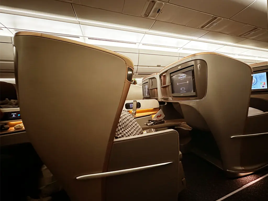 Business Class seat side panel, Singapore Airlines SQ22 SIN-EWR A350-900ULR