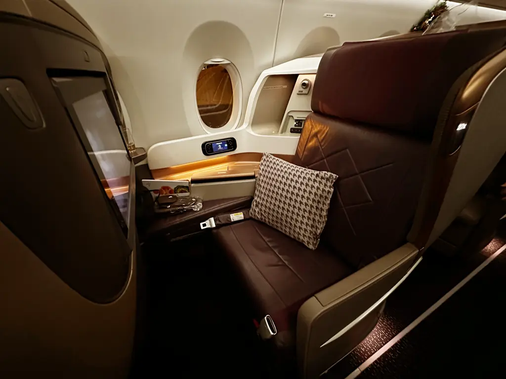 Business Class seat on Singapore Airlines SQ22 SIN-EWR A350-900ULR