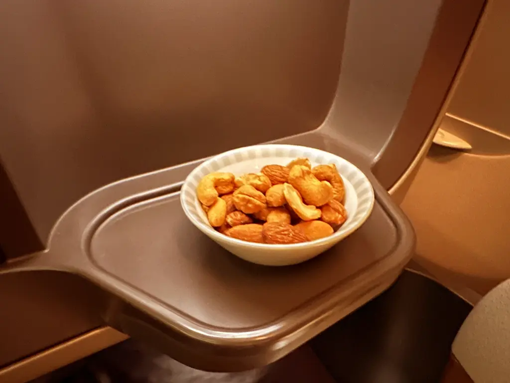 Cocktail nuts of almonds and cashews, Singapore Airlines SQ22 SIN-EWR A350-900ULR