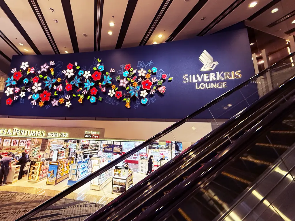 Unveiled in May 2022, SQ Batik Wall is a handcrafted glass installation at the facade of the SilverKris Lounge, Singapore Changi Terminal 3