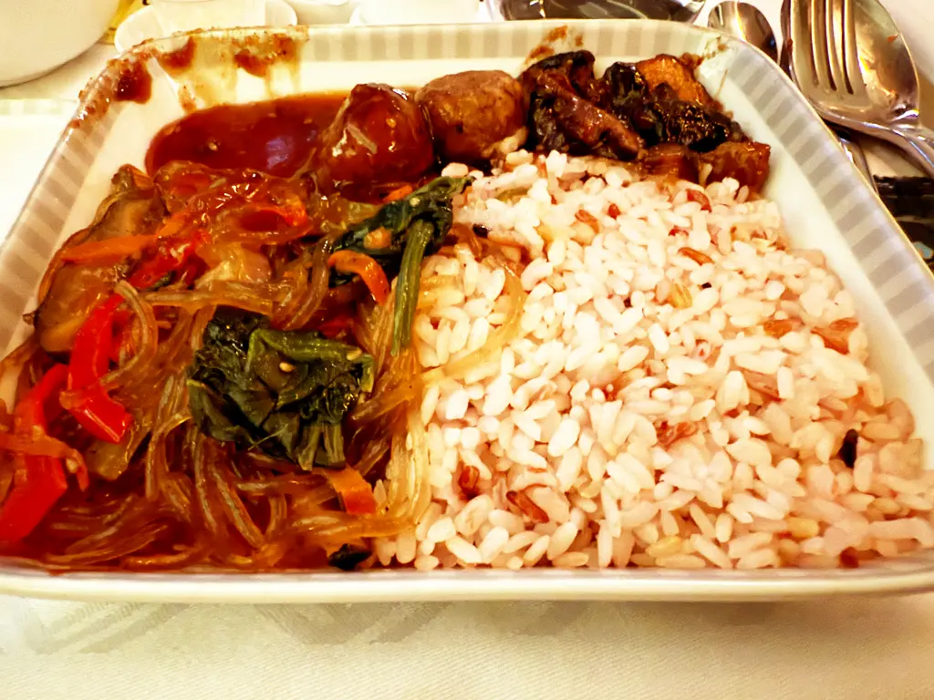 Vegetarian Oriental Meal 1: Main Course, Singapore Airlines SQ22 SIN-EWR A350-900ULR