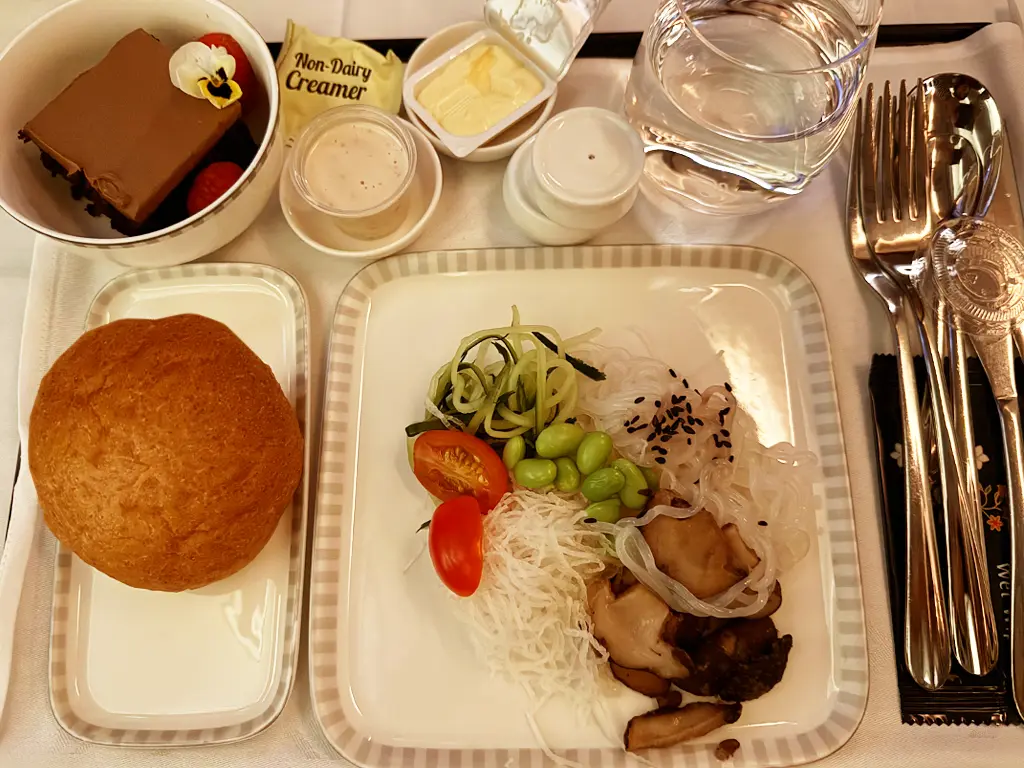 Vegetarian Oriental Meal 1: Starter, Bread and Dessert (Standout Dishes), Singapore Airlines SQ22 SIN-EWR A350-900ULR