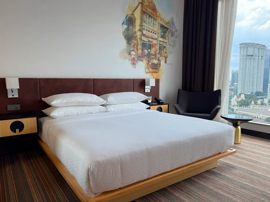 Guest Room king-size bed, Four Points by Sheraton Kuala Lumpur, Chinatown